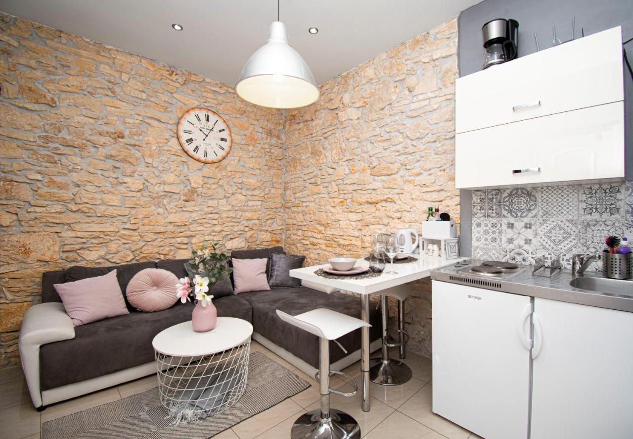 Nina Colosseum Apartment พูลา ภายนอก รูปภาพ