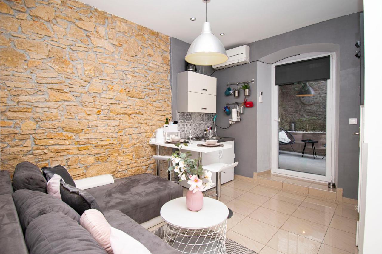 Nina Colosseum Apartment พูลา ภายนอก รูปภาพ